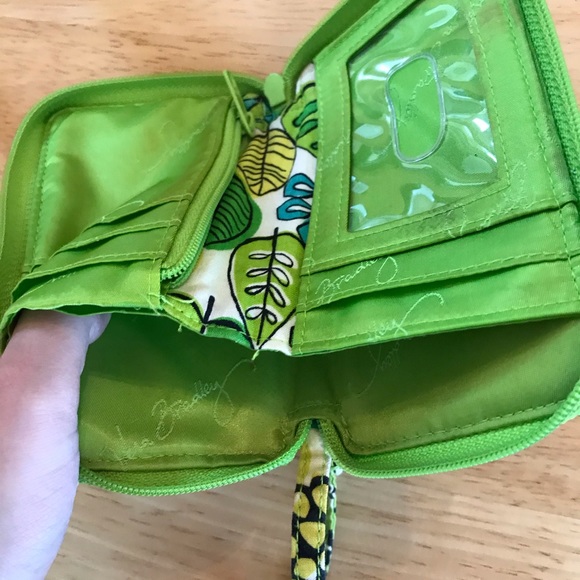Vera Bradley 💓 green wallet. - Picture 5 of 6